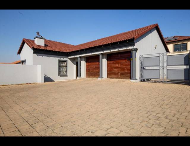 3 BEDROOM TOWNHOUSE FOR SALE IN THATCHFIELD